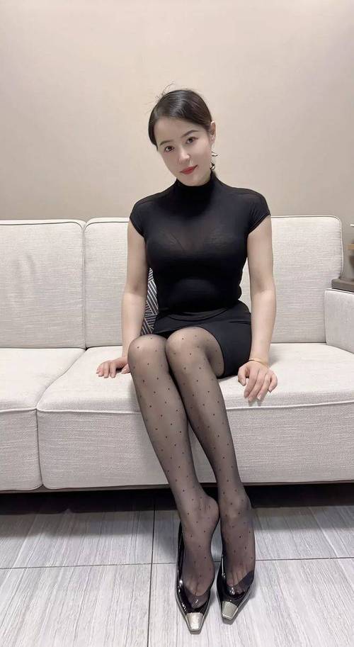 我操了美女老师的逼的相关介绍