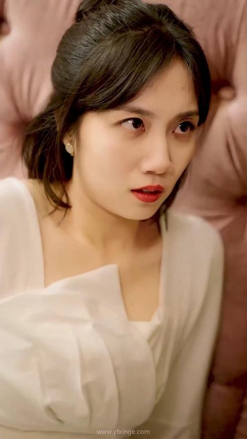 操大奶子美女老师的相关介绍