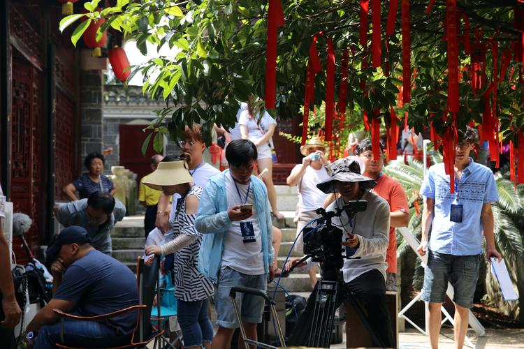 成人与女人免费看的相关介绍