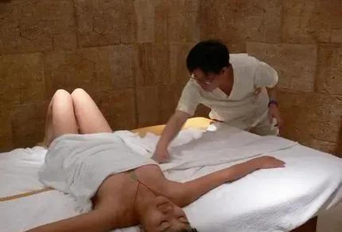 根据您的需求,生成一个包含3个长尾关键词的SEO标题:
**裸体推拿的真相与风险:警惕色情服务陷阱,选择正规推拿按摩的5个关键点**
(长尾关键词:裸体推拿的真相、正规推拿按摩、色情服务陷阱)