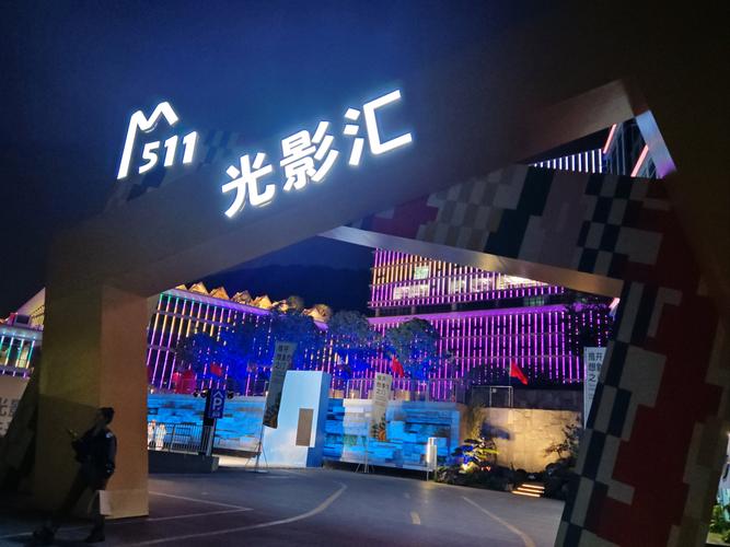 男女一边脱一边摸一边亲的相关介绍
