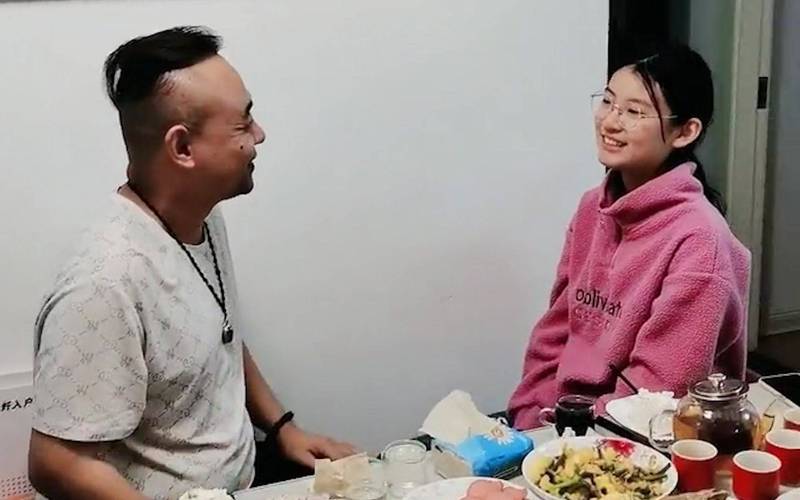 美女老师被爆操视频的相关介绍