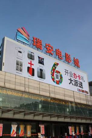 一边揉胸一边亲的相关介绍